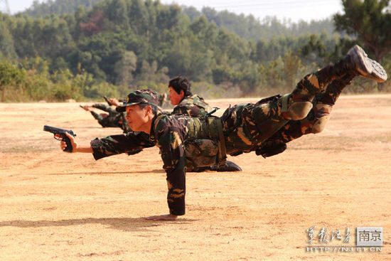 解放軍特戰女兵秀絕活：單手撐地射擊(圖)