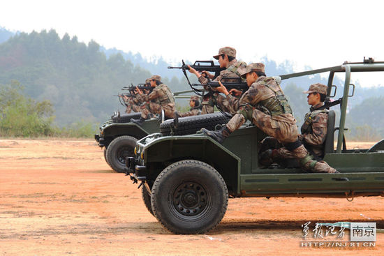 乘傘兵突擊車進行射擊