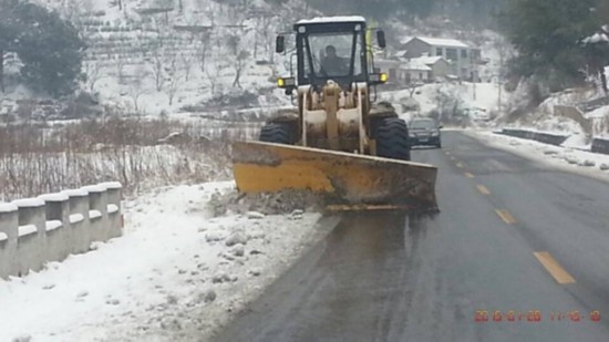 金寨县积极应对大雪全力保障公路畅通