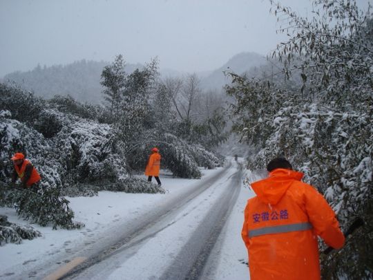 金寨县积极应对大雪全力保障公路畅通