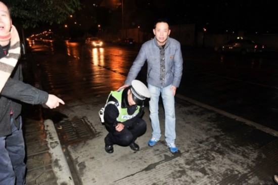 成都宝马女司机疑酒驾 脚踹交警下体
