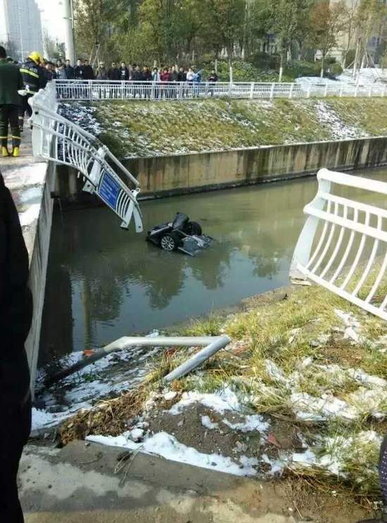 武汉一试驾车冲入湖内 一家3口及销售员身亡(