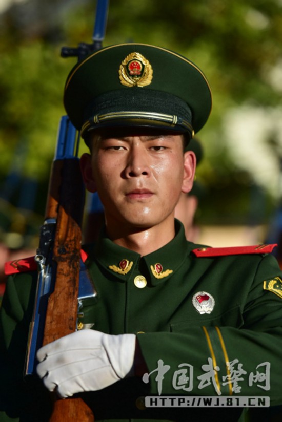 武警国旗手训练:脖子顶针确保下颚高度
