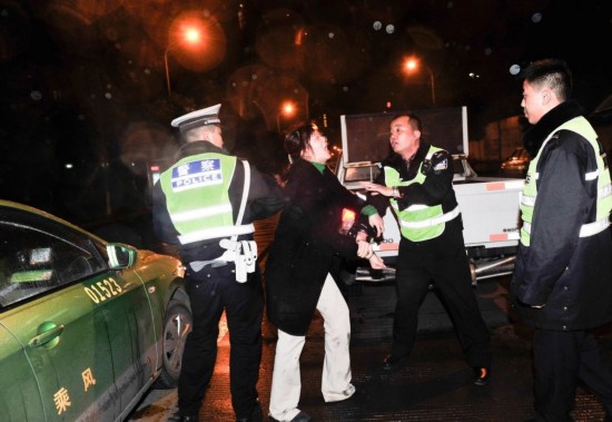 成都宝马女司机疑酒驾 脚踹交警下体