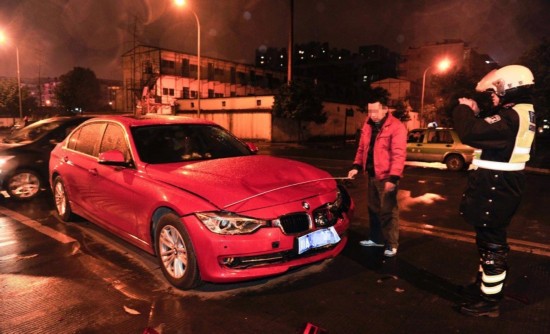 成都宝马女司机疑酒驾 脚踹交警下体