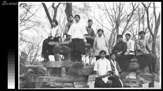 1913年教育部重申黑裙为学生装之后,各省纷纷执行.
