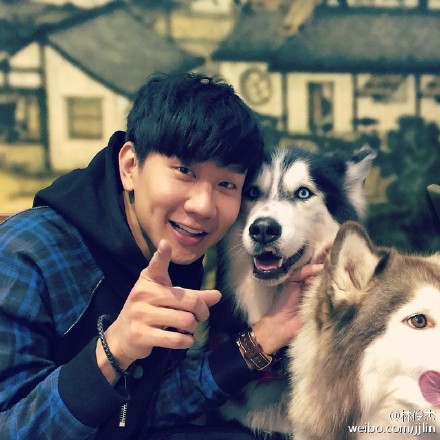 林俊杰晒与两只爱犬合影 网友：狗狗表情亮了(图)