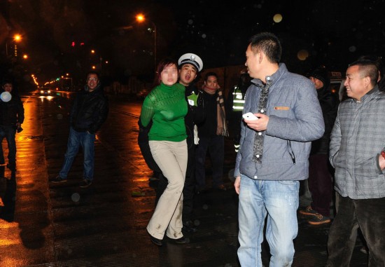 <em>成都</em>宝马女司机疑酒驾 强吻<em>路人</em>脚踹交警下体