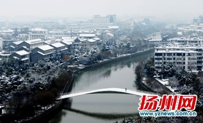 扬州迎来降雪 俯瞰城区雪景美如画