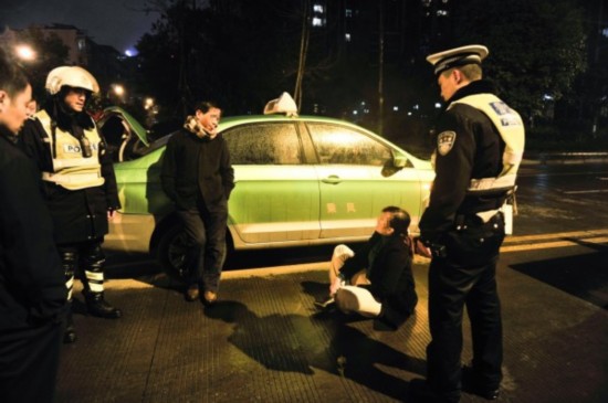 成都宝马女司机疑酒驾 脚踹交警下体