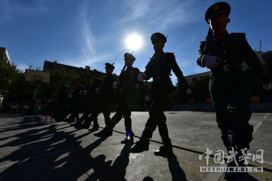 揭密国旗手艰苦训练 脖子上顶针脚绑着沙袋