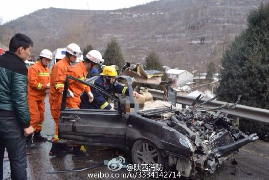 宝鸡老310国道一辆轿车追尾大货车 致3人死亡