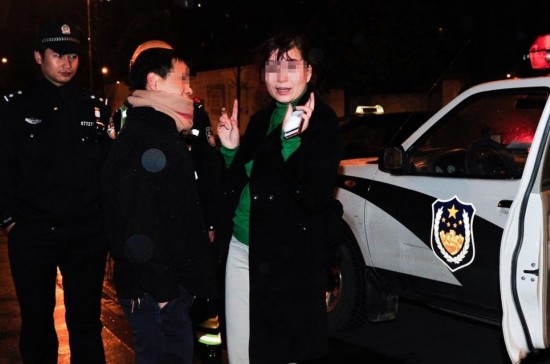 成都宝马女司机疑酒驾 脚踹交警下体