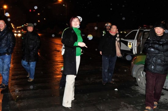 成都宝马女司机疑酒驾 脚踹交警下体