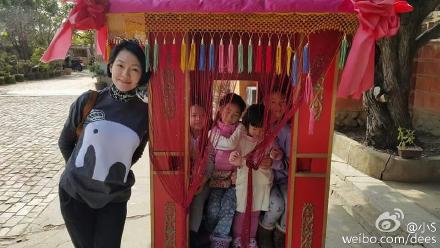 小S全家体验出游三个女儿坐花轿玩耍(组图)