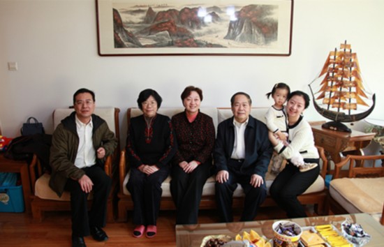 康晓萍副主席慰问中国侨联顾问何添发,林明江同志