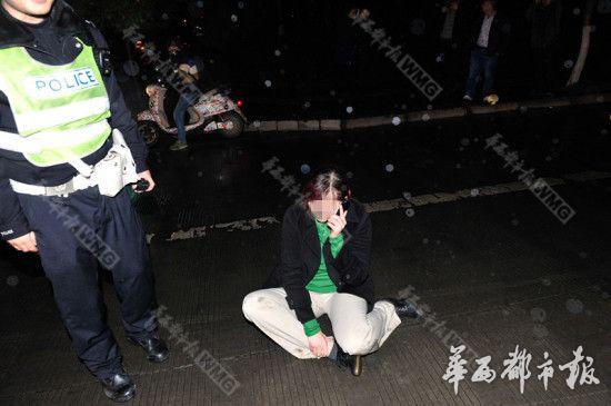 成都:宝马女踹交警下体 脱衣示威抱路人狂吻(图