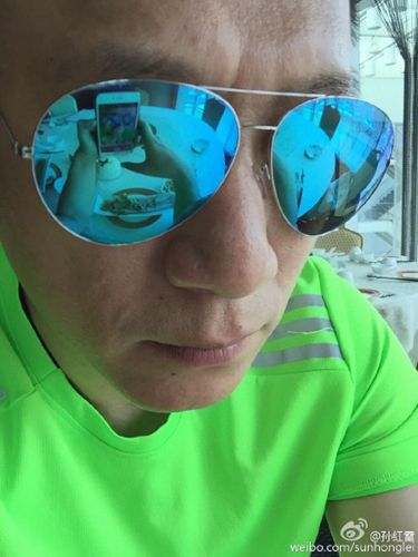 孙红雷晒照自称很帅人又好 网友:被邓超盗号