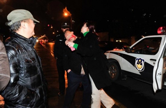 成都宝马女司机疑酒驾 脚踹交警下体