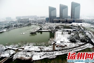 扬州迎来降雪 俯瞰城区雪景美如画