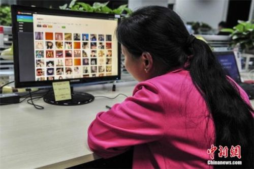 70后女鉴黄师:首次看黄片羞得面红耳赤(组图)