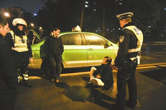 <em>成都</em>女司机醉驾被查亲<em>路人</em>踢警察 她真是醉了