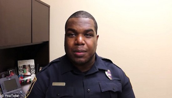 美警察诙谐改编《冰雪奇缘》插曲招揽新人