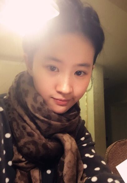 刘亦菲晒清纯素颜自拍网友求连发九张图