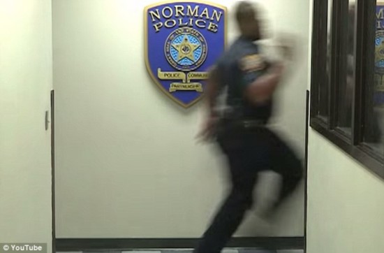 美警察诙谐改编《冰雪奇缘》插曲招揽新人