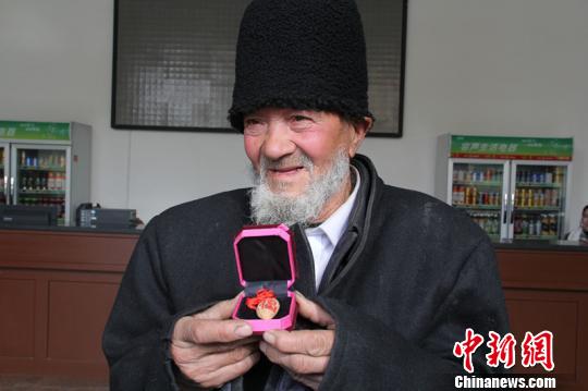 新疆莎车县123岁中国最长寿男人讲述长寿秘
