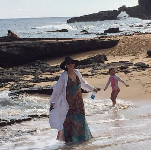 牛莉与丈夫女儿夏威夷度假 面朝大海踏浪奔跑