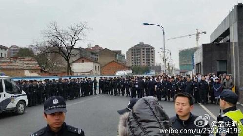 浙江金華萬達業主維權 集體下跪遭大批警察毆打