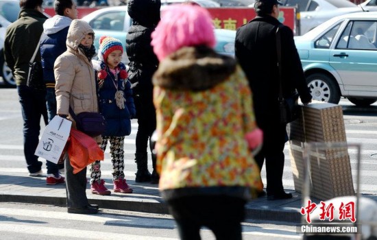济南残疾男子全身关节变形 穿女装街头唱歌谋