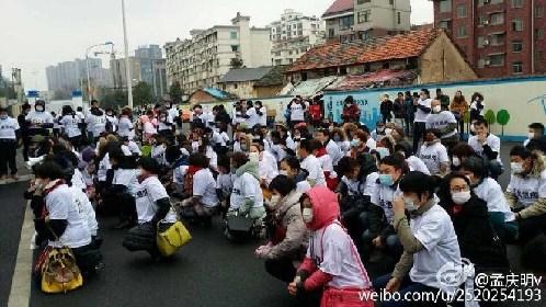 浙江金華萬達業主維權 集體下跪遭大批警察毆打