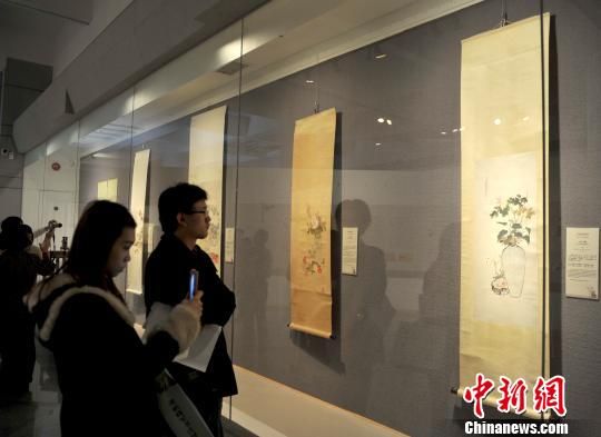 广州艺术博物院30日展出60件清供文物。清供,即清雅的供品。古人会在节序或祭祀时,以清香、鲜花、素食等为供品,其后进入日常生活,成为室内案头,家居装饰品。 刘卫勇 摄