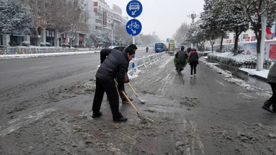 初雪降临 安徽淮安体彩工作人员扫雪助安全出