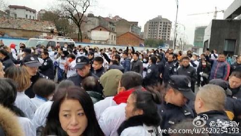 浙江金華萬達業主維權 集體下跪遭大批警察毆打