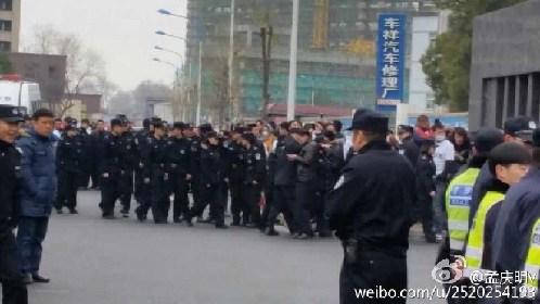 浙江金華萬達業主維權 集體下跪遭大批警察毆打
