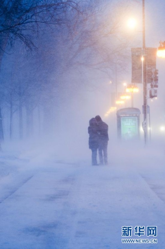 暴风雪袭击芝加哥 1300多架次航班被取消