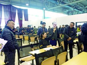 首批地方和国度构造公车第三场拍卖现场。贾悦/摄