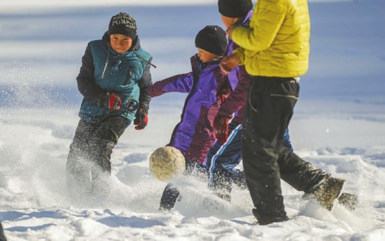 新疆少年雪地上踢足球 孩子心愿:踢球像梅西(图