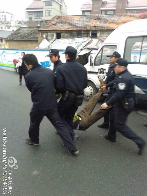 浙江金華萬達業主維權 集體下跪遭大批警察毆打