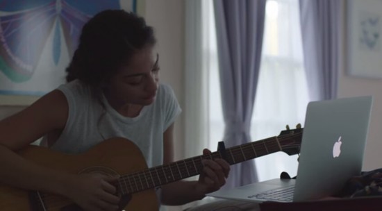 组图:苹果中国推春节广告 女主角酷似汤唯