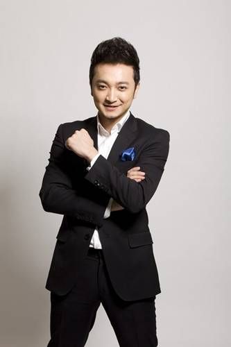 2006年担任"全家总动员"节目主持人,和方琼一同主持;2009年7月,小尼