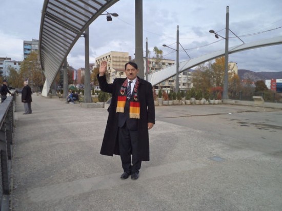 科索沃男子因长相酷似希特勒大发横财\/图