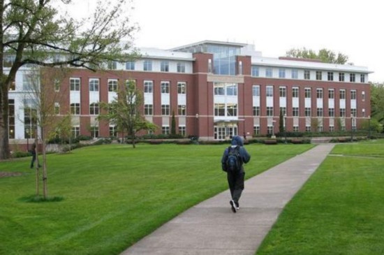 <em>19岁辣妹图书馆内拍</em>不雅视频上传网络被逮捕