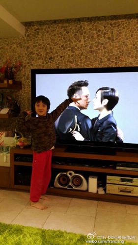 吴镇宇晒儿子生活照 调皮发问：能把照片按顺序编个故事吗？(图)