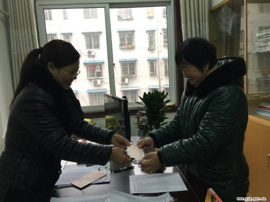 九龙村为60周岁以上村民发放福利费