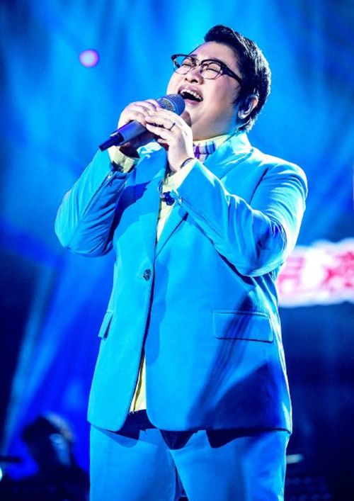 韩红台上造型被调侃像“哆啦Ａ梦” 台下与孙楠切磋美声