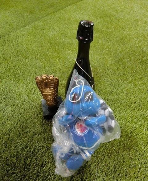 扬我国威!美女门将德国进球 合影队友萌萌哒